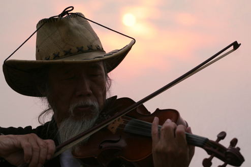 Nghệ sĩ đường phố'' chơi violon ở Hà Nội