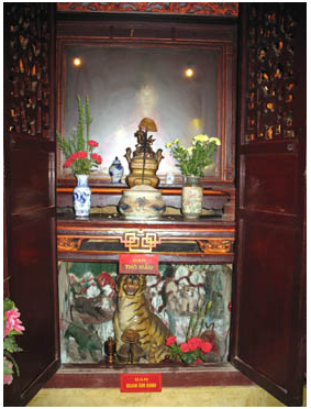 autel de Nam Hai Thanh Nuong, temple du Cheval blanc (rue Hang Buom, vieille ville, arrondissement de Hoan Kiem, Hanoi)