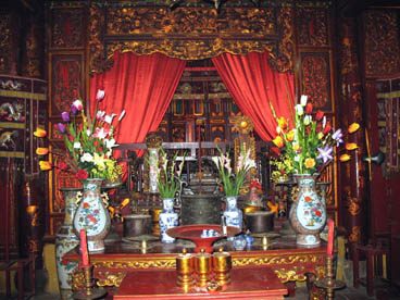 autel de Long Do Dai Vuong ou Bach Ma, génie protecteur de Thanh Long, temple du Cheval blanc (rue Hang Buom, vieille ville, arrondissement de Hoan Kiem, Hanoi)